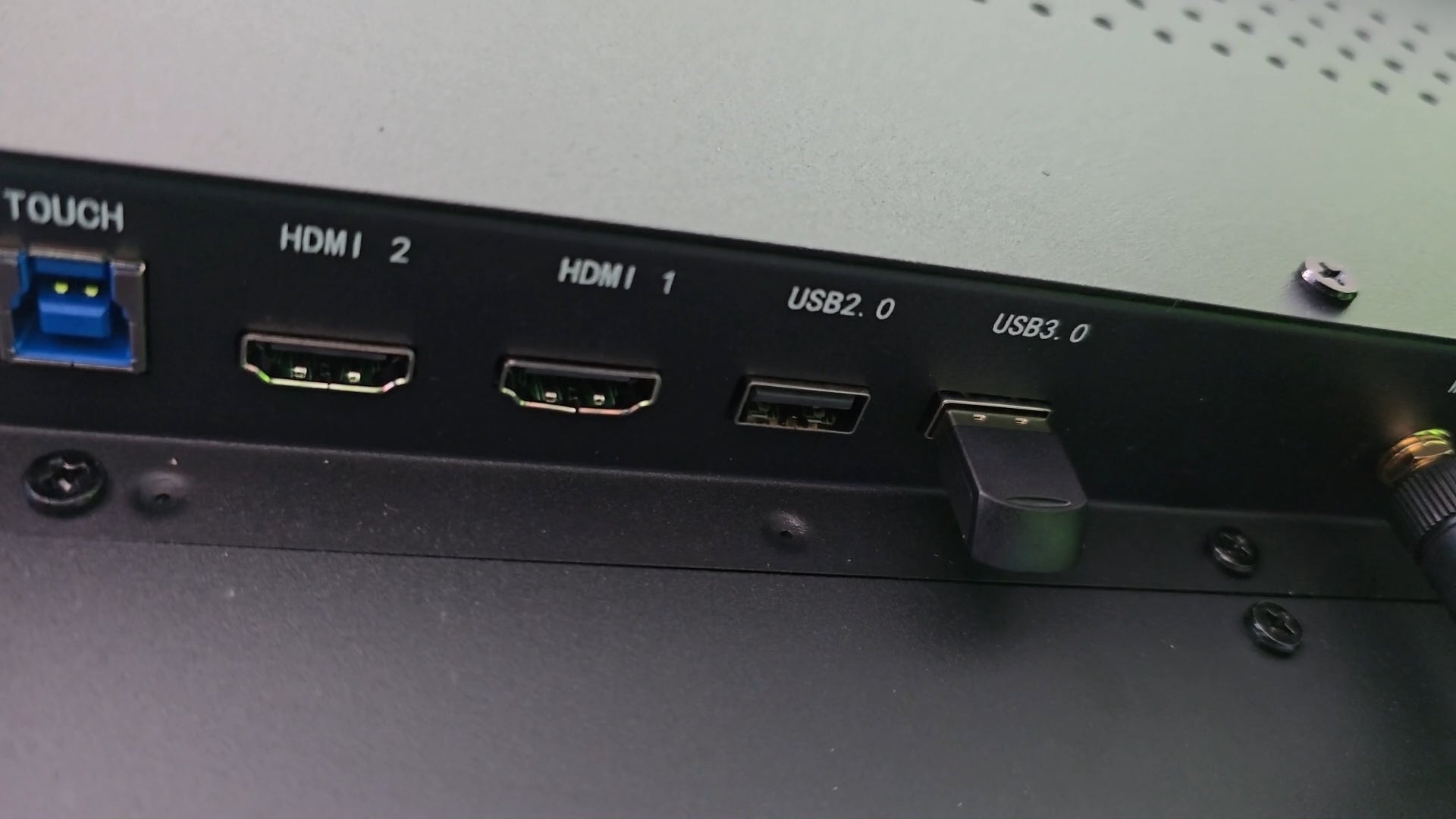 How to Connect HKMLC Smart Board to Projectors Using HDMI or VGA